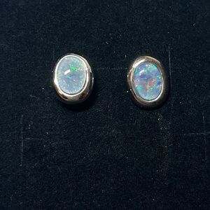 Vintage Silver tone Oval Earrings. Matching necklace also listed. Classic!